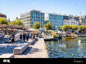 City Dwellers And Office Workers Strolling On The Wharf Of The Lake Geneva 2DMR72F