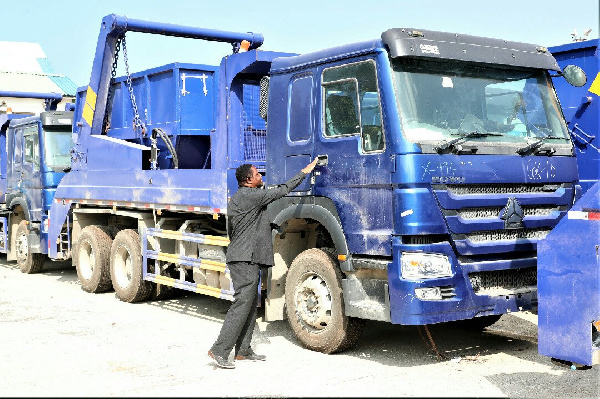 Kunenge apokea Kontena na Magari ya Usafi wa Mazingira