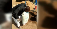 Ajabu! Mzee abeba saruji kwa meno- VIDEO