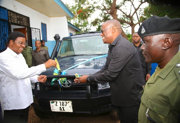 Waziri Mkuu akabidhi magari Polisi Lindi