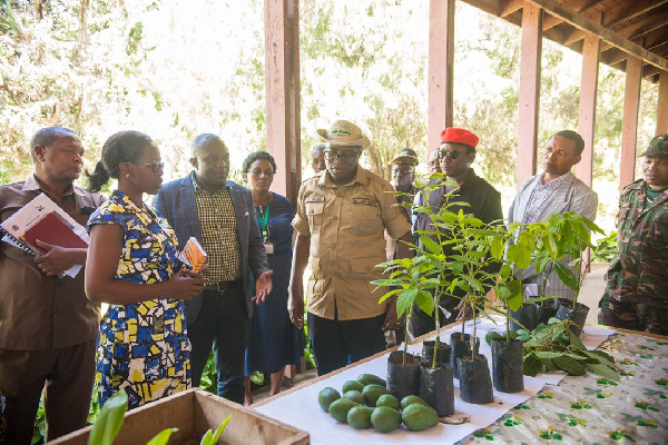 Mavunde akikagua sampuli ya mbegu bora za kisasa