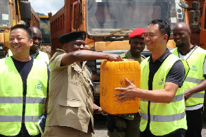 Polisi Wakabidhi Mafuta Lita 630 Ya Dizel Yaliyokuwa Yameibiwa