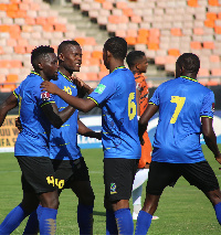 Wachezaji wa Taifa Stars wakimpongeza Nyoni