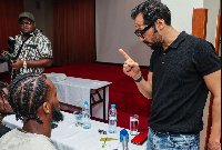 Mohamed 'Mo' Dewji, akiteta jambo kwa msisitizo na mshambuliaji wa klabu hiyo, Freddy Michael.