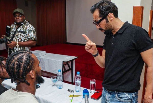 Mohamed 'Mo' Dewji, akiteta jambo kwa msisitizo na mshambuliaji wa klabu hiyo, Freddy Michael.