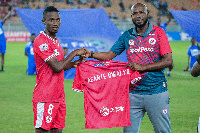 Kiungo wa Simba SC, Rally Bwalya na Seleman Matola