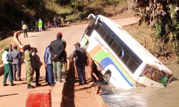 Basi latumbukia mtoni Hifadhi ya Katavi