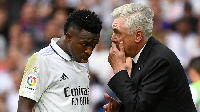 Vini Jr akiwa na Kocha wake Carlo Ancelotti