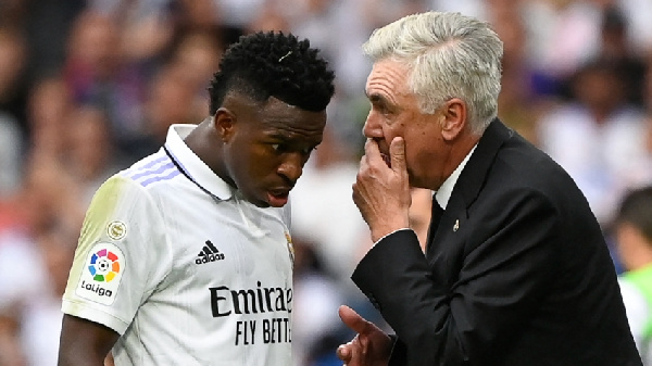 Vini Jr akiwa na Kocha wake Carlo Ancelotti