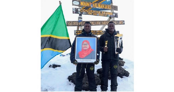 Ramadhani Brothers wazifikisha tuzo na picha ya Rais kilele cha mlima Kilimanjaro