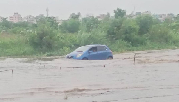 Mvua yabomoa nyumba na kumjeruhi