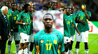 Wachezaji wa Cameroon wakiwa na picha ya Marehemu Marc Vivien Foe