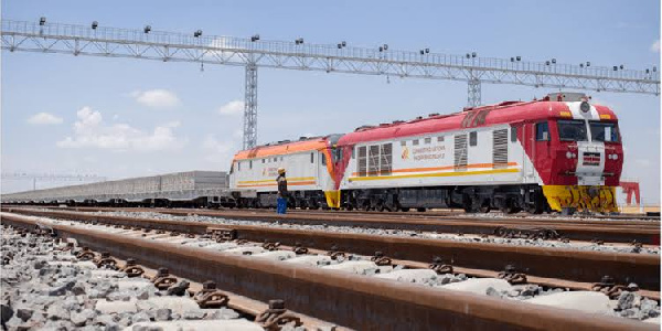 Treni ya SGR yapiga breki za ghafla kuepusha kumfyatua jamaa aliyekuwa akikatiza