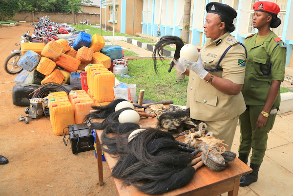 RPC wa Shinyanga ACP Magomi akionesha ganda la yai la mbuni na kipande kimoja cha pembe ya korongo