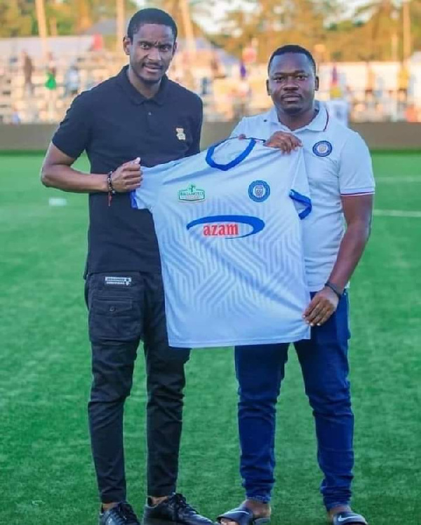 Kocha Rhulani Mokwena akikabidhiwa jezi ya Azam FC