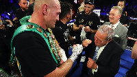 Tyson Fury (kushoto) akiwa na Promota Bob Arum