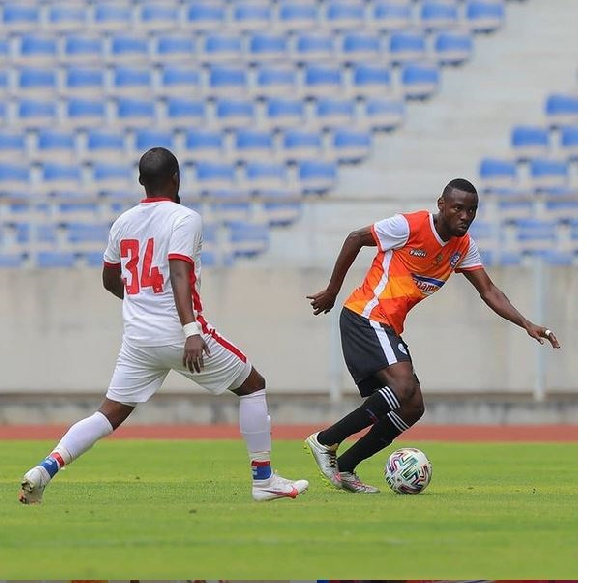 Mchezaji wa Azam akijaribu kumtoka Mchezaji wa Red Arrows