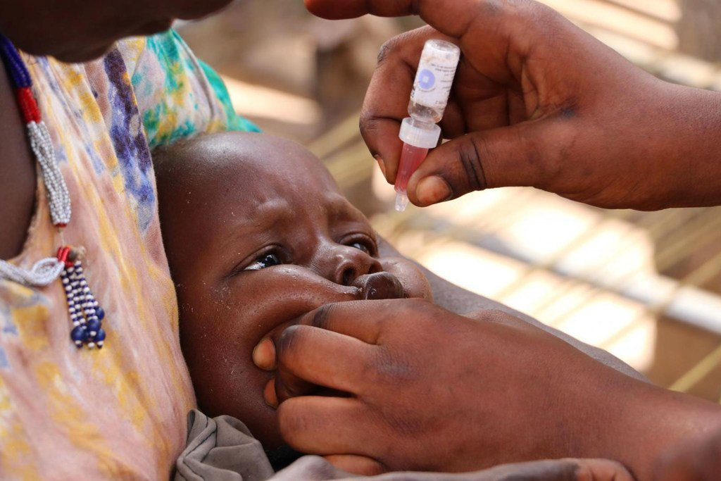 Moja ya watoto akipatiwa chanjo ya Polio