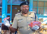 Kaimu Kamanda wa Polisi Mkoa wa Shinyanga ACP, Kennedy Mgani akionesha noti bandia zilizokamatwa