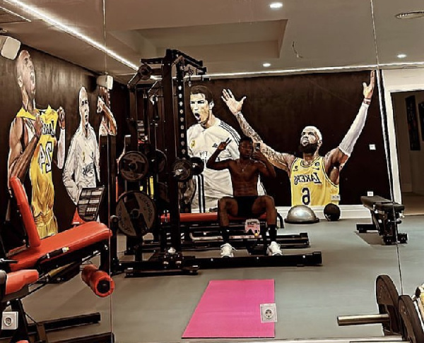 Picha za Ronaldo, Pele, Le Bron zapamba Gym ya Vini Jr