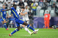 Winga wa Juve, Federico Chiessa akimtoka beki wa Chelsea