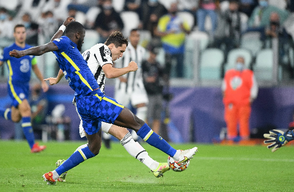 Winga wa Juve, Federico Chiessa akimtoka beki wa Chelsea