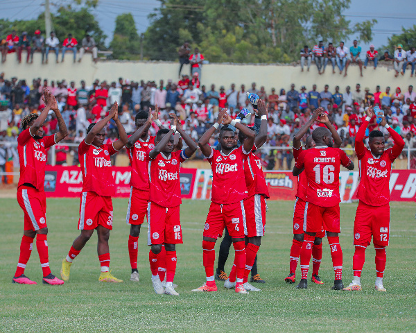 Wachezaji wa Kikosi cha Simba SC wakitoa heshima kwa Mashabiki