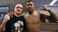 Antony Joshua (kulia) akiwa na Oleksandr Usyk mara baada ya Pambano lao