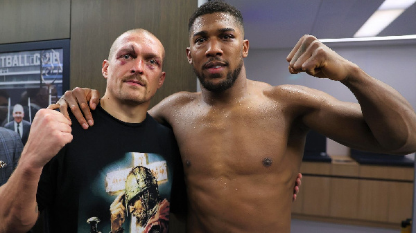 Antony Joshua (kulia) akiwa na Oleksandr Usyk mara baada ya Pambano lao