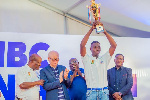 Bingwa wa NBC Tanzania Open 2021, Isihaka Daudi akiwa amenyanyua kombe lake juu