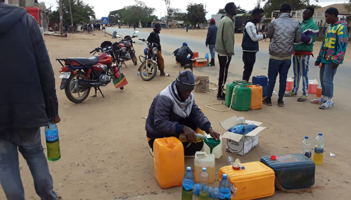 Bodaboda wakiuza petroli kwenye vidumu