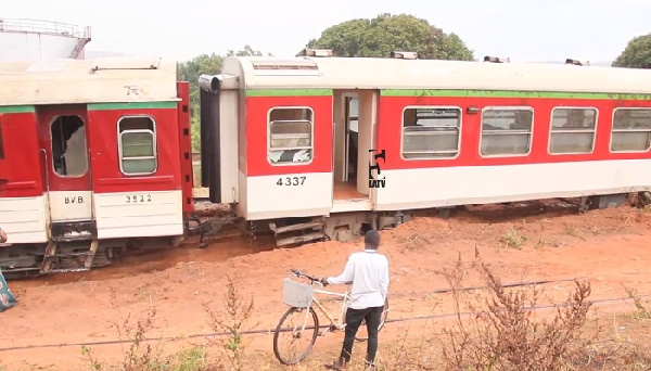 Mabehewa ya treni yaacha njia Kigoma