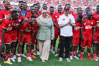 Rais Samia akiwa na wachezaji wa Simba SC