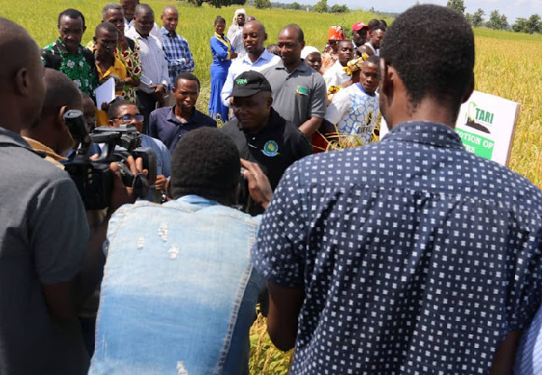 Ujumbe ukiwa katika shamba darasa linalotumia mbolea inayozalishwa kiwandani hapo