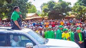 Makonda Awasiliana 'live' Na Bashungwa Ujenzi Wa Barabara Kakonko.jpeg