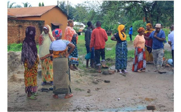 Majirani wakiwa nyumbani wa Bibi Agness Karoli anayedaiwa kuuawa  na mjukuu wake