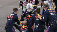 Max Verstappen akishangilia taji na timu yake