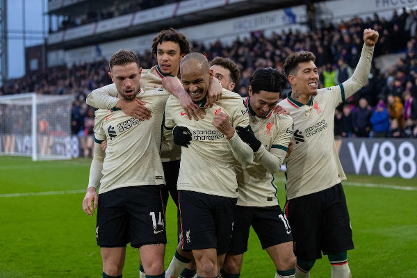 Wachezaji wa Liverpool wakimpongeza Fabinho baada ya kupachika bao la tatu