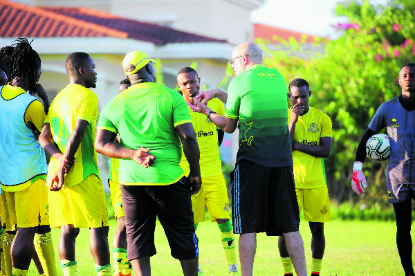 Kocha Nasreddine Nabi, akitoa maelekezo kwa wachezaji