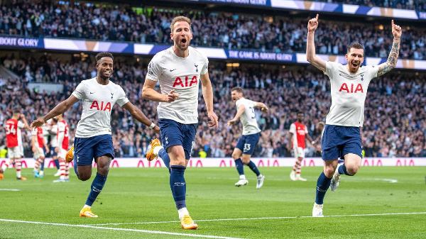 Mshambuliaji wa Spurs Harry Kane akishangilia moja ya magoli yake usiku wa jana