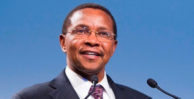 Kikwete azindua uwanja wa kikapu, atema cheche