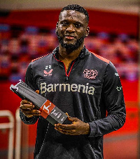 Mshambualiji wa Bayer Leversen na Nigeria Victor Boniface