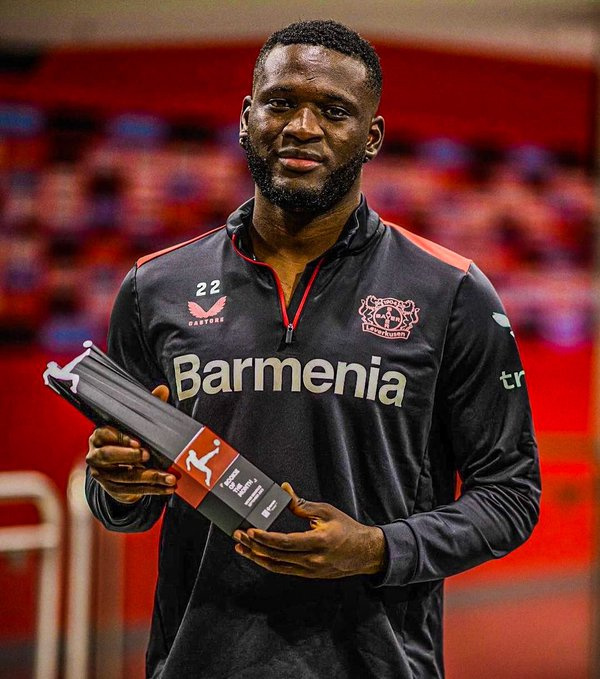 Mshambualiji wa Bayer Leversen na Nigeria Victor Boniface